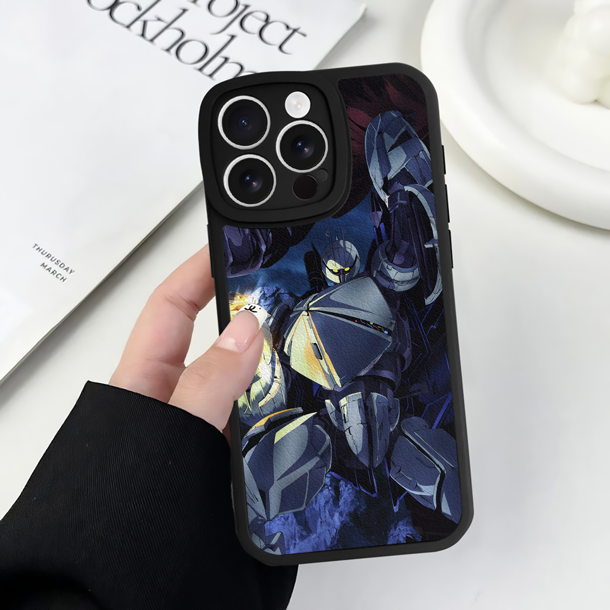 （画像用） 機動戦士ガンダム Mobile Suit Gundam 【iPhone 16シリーズ対応】シリコンスマホケース（レザー調） 材質：シリコン